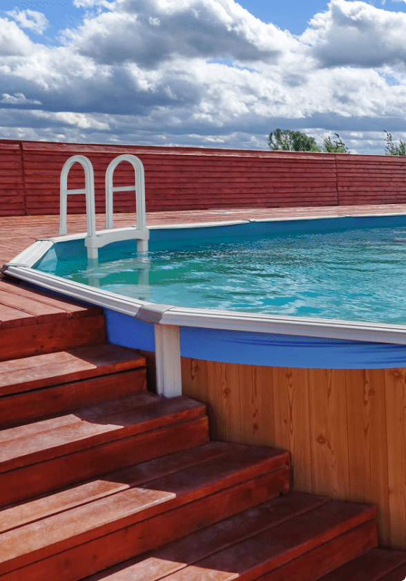 Un jacuzzi extérieur dont l'eau est propre.