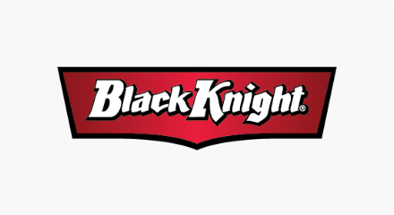 Le logo Black Knight : le mot « Black Knight » en blanc avec un contour noir dans un rectangle rouge.