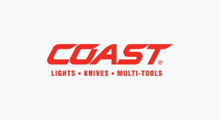 Le logo Coast : le mot « COAST » par-dessus le slogan « LIGHTS - KNIVES - MULTI-TOOLS » en rouge. 