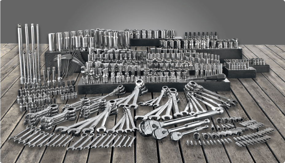 Une grande gamme d’outils à main MAXIMUM, y compris des clés, des douilles et des mèches.