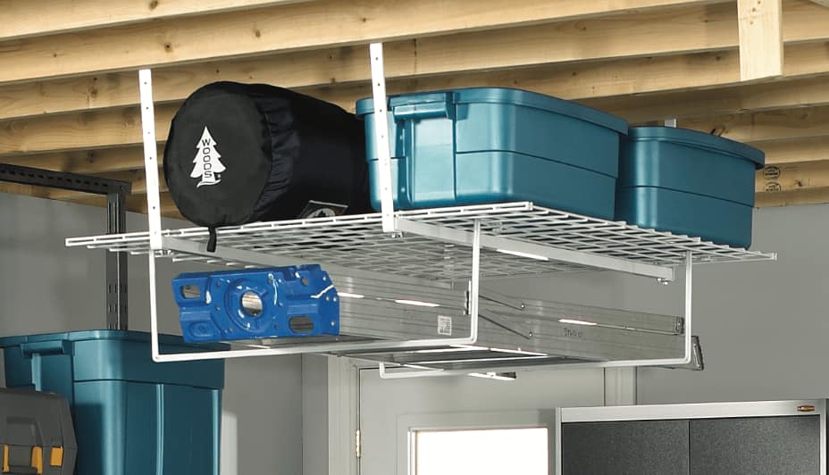 Une étagère de rangement de plafond dans un garage.
