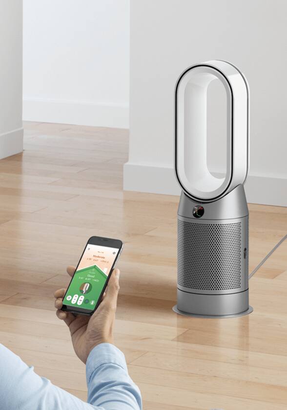 Personne contrôlant un purificateur d’air Dyson à partir de leur téléphone intelligent.