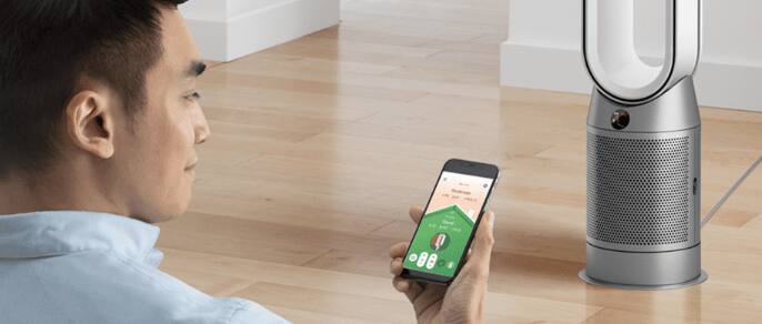 Personne contrôlant un purificateur d’air Dyson à partir de leur téléphone intelligent.