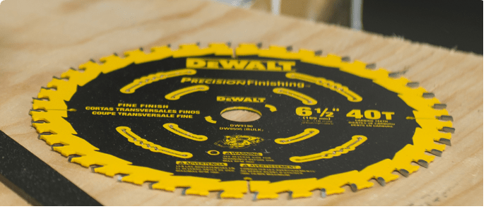 DEWALT 6-1 / 2 en lame de scie circulaire se trouvant sur une plate-forme en bois.