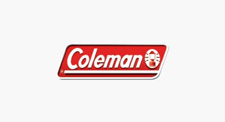Le logo de la société Coleman : Un losange rouge contenant un mot-symbole « Coleman » blanc et une lanterne rouge stylisée, tous deux soulignés d'une ligne blanche.
