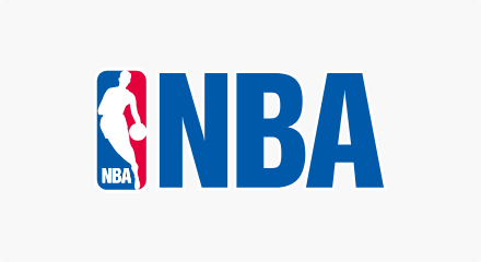 Le logo de la National Basketball Association : Une silhouette blanche d'un joueur de basket qui dribble, flanquée de bleu et de rouge, avec « NBA » écrit en blanc en bas.