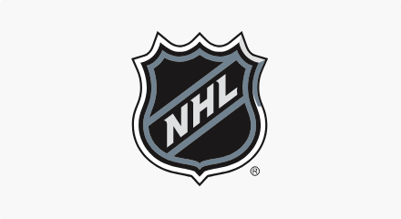 Le logo de la Ligue nationale de hockey : Un bouclier noir avec « LNH » écrit en diagonale en argent.