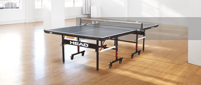 Table de tennis de table HEAD Summit dans une salle de loisirs.