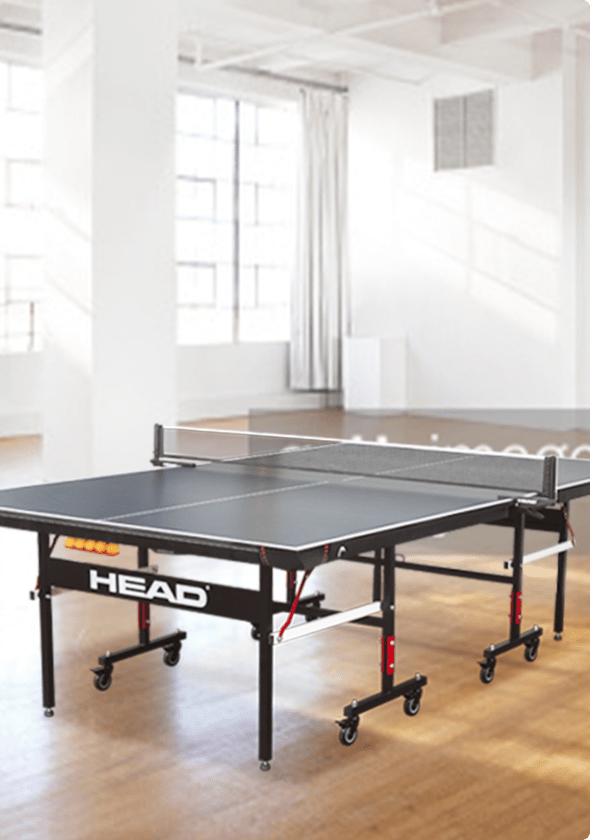 Table de tennis de table HEAD Summit dans une salle de loisirs.