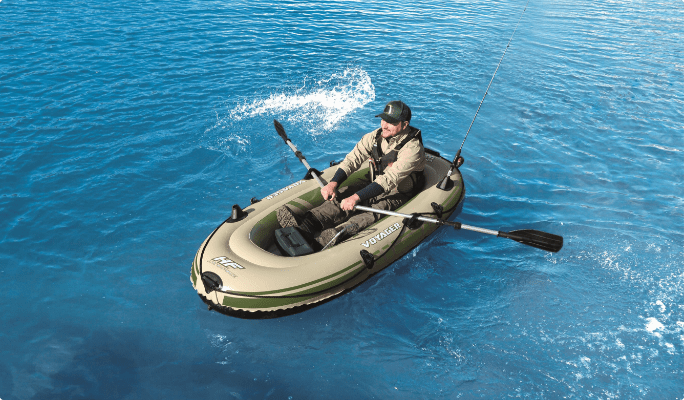 Un homme ramant dans un bateau gonflable Bestway Hydroforce Voyager 300.