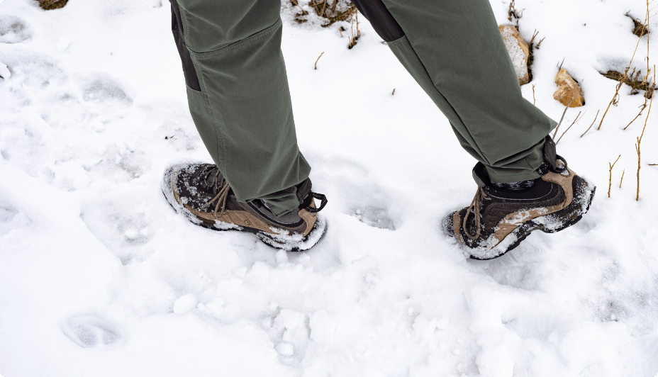 Personne marchant dans la neige avec des bottes d’hiver.