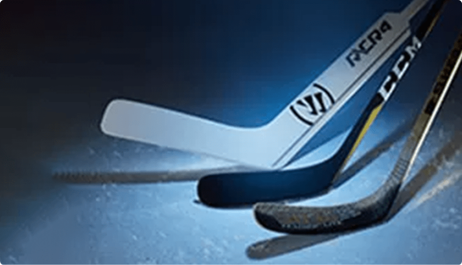Bâton de hockey blanc, bâton de hockey composé CCM et bâtons de hockey en bois sur glace.