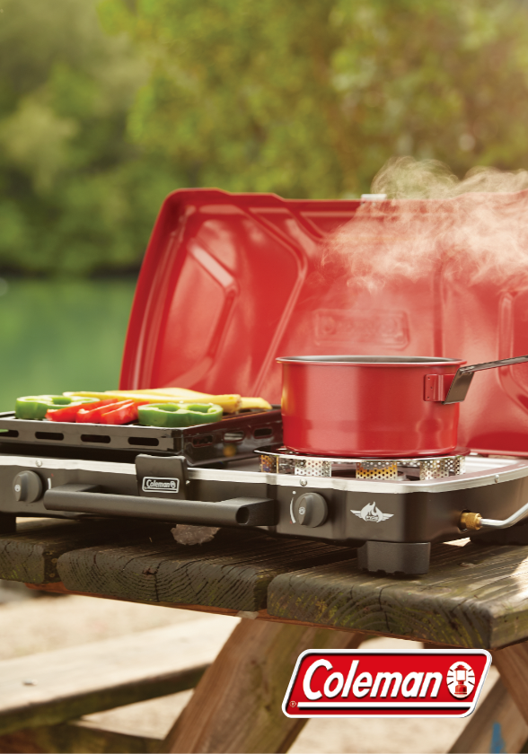  Préparation d'un repas sur un barbecue portatif.