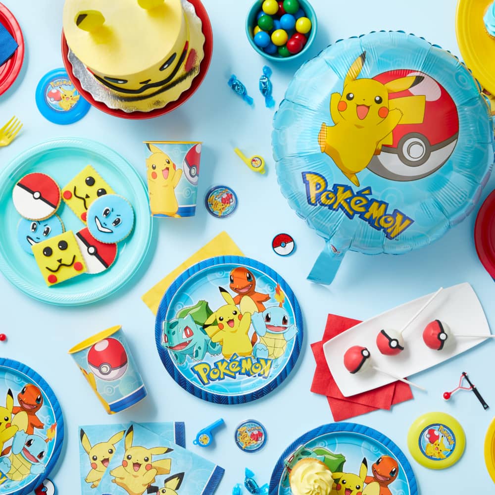 Vaisselle Pokémon bleue avec friandises et accessoires 