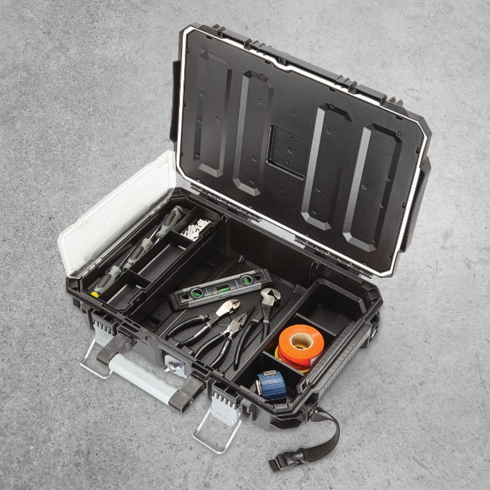 Outils, gants de travail et fournitures à l'intérieur du coffre à outils modulaire MAXIMUM BRIX, petit