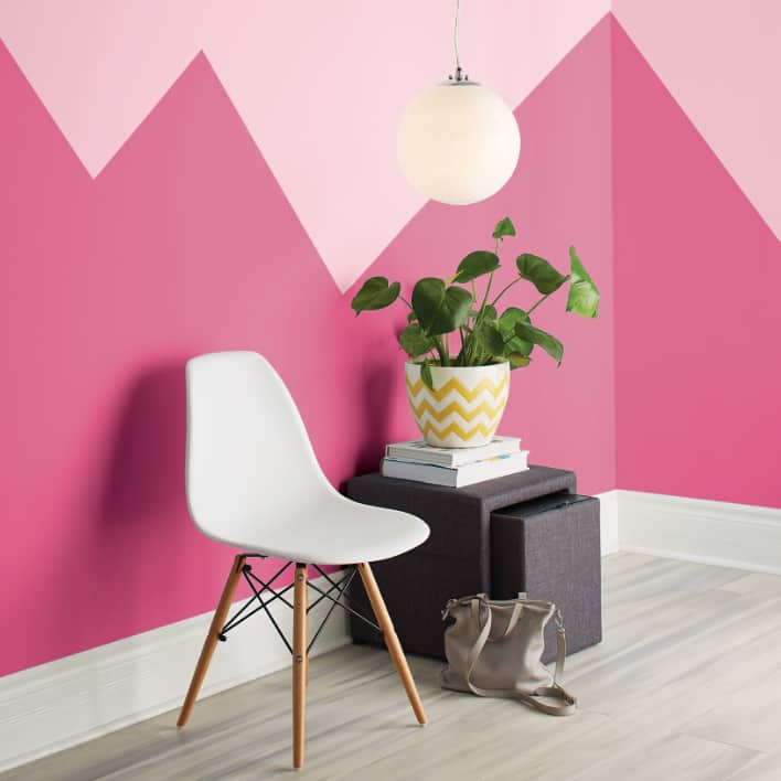 A vibrantly painted room wall with chic interior décor.