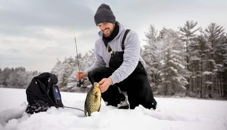 Homme tenant un gros poisson. 