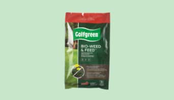 Un sac de produit herbicide Golfgreen sur un fond vert.