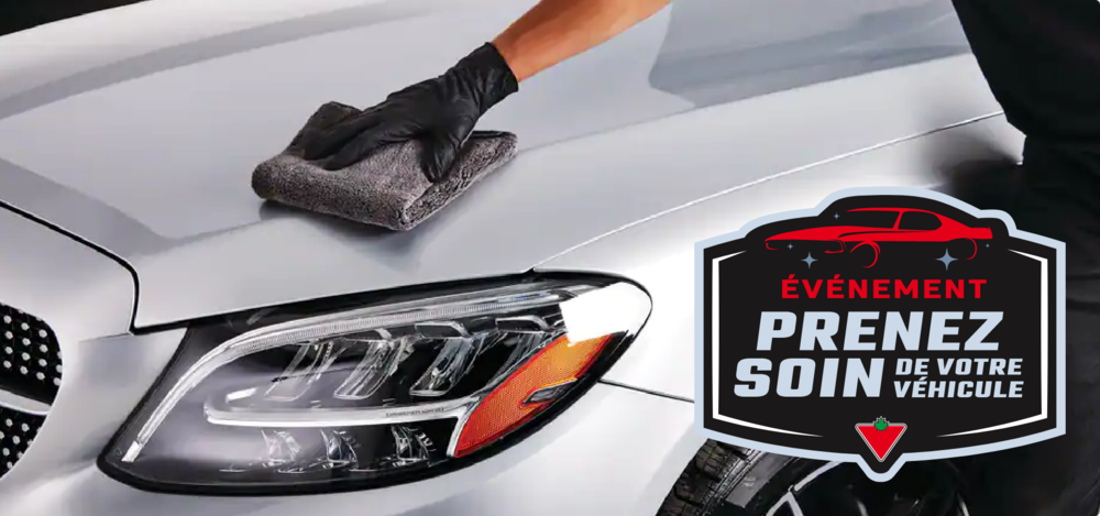 Une main munie d'un gant en nitrile essuie le capot d'une voiture avec une serviette en microfibres SIMONIZ.