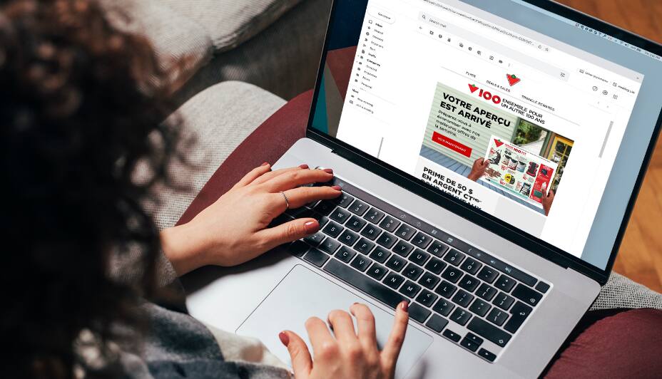 Femme travaillant sur un ordinateur portable magasinant le site Web de Canadian Tire et s'inscrivant pour recevoir des courriels