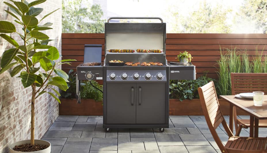Barbecue au gaz propane Coleman Pro, 5 brûleurs, sur une terrasse