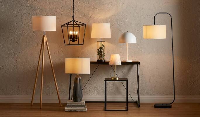 Éclairage intérieur comprenant un plafonnier, un lampadaire et des lampes de table