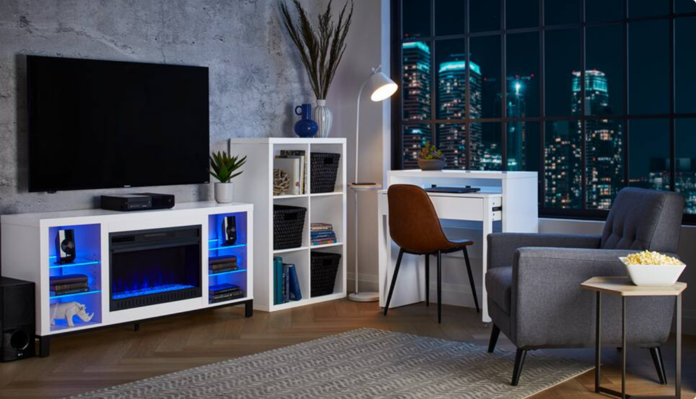 Petit bureau à domicile avec bureau, fauteuil et lampe à côté du salon