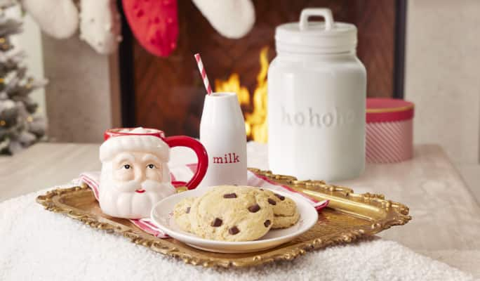 Tasse en forme de Père Noël, bouteille de lait et jarre à biscuits de la collection des Fêtes Jillian Harris x CANVAS