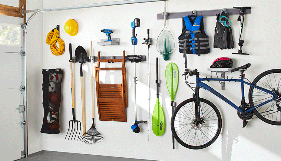 Le système MODMC de Mastercraft sur un mur de garage contenant un vélo, des pagaies, une chaise de pelouse, des outils et des accessoires.