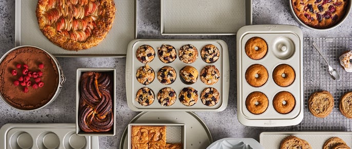 Muffins et biscuits fraîchement cuits sur des plaques à cuisson.