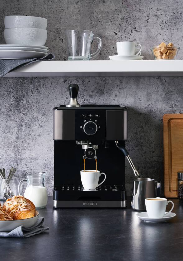 Machine à espresso PADERNO sur un comptoir de table en train d’infuser un espresso.