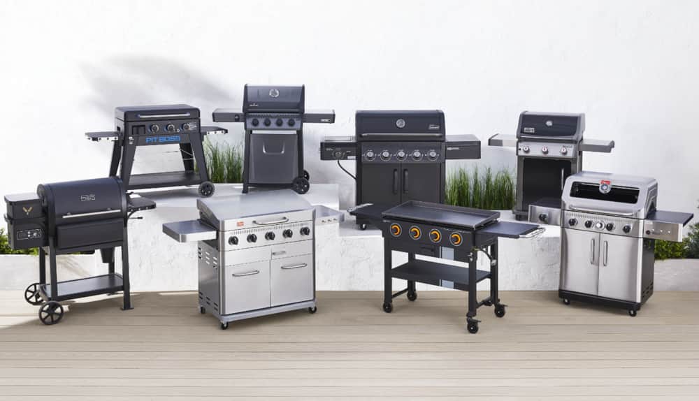 8 barbecues, fumoirs et accessoires différents.