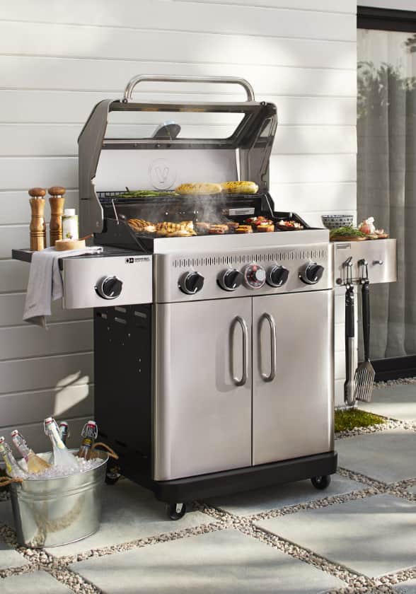 VIDA by Paderno Essense Gas BBQ on patio grilling chicken, corn and burgers. 
