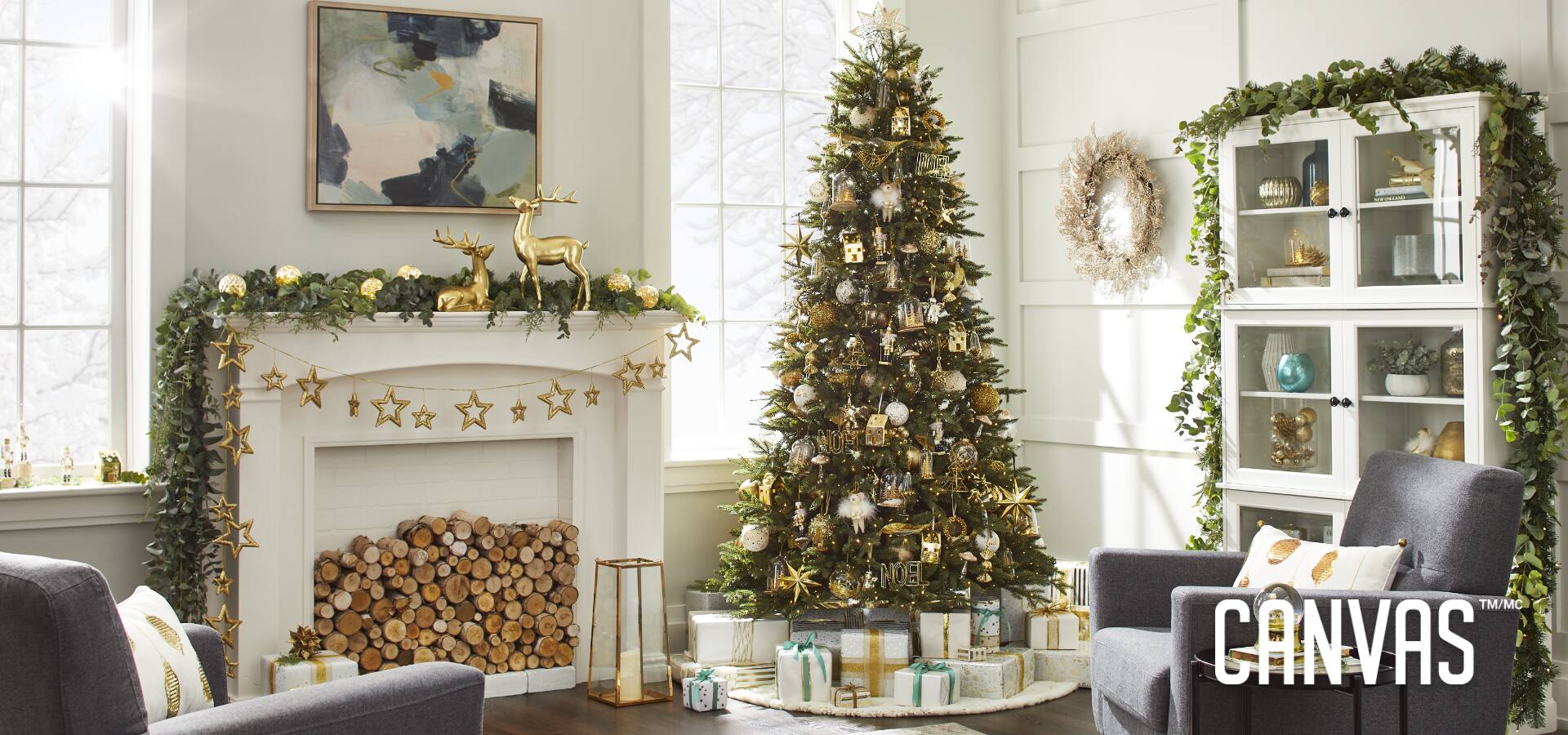 Décorations de Noël CANVAS Collection dorée sur un arbre dans un salon