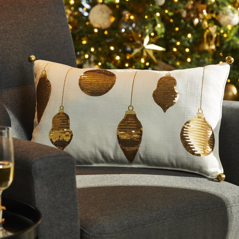 Ensemble de coussins à paillettes dorés CANVAS sur une chaise