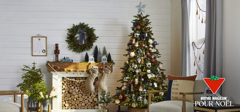 Décorations de Noël CANVAS Collection Noël en campagne sur un arbre et un manteau de cheminée dans un salon.