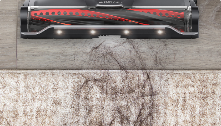 Un aspirateur Hoover ramassant les cheveux sur un tapis.