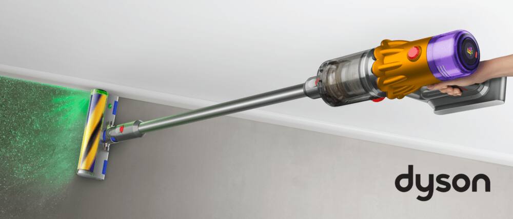 Une personne nettoyant un tapis avec l’aspirateur Dyson V12 Detect Slim