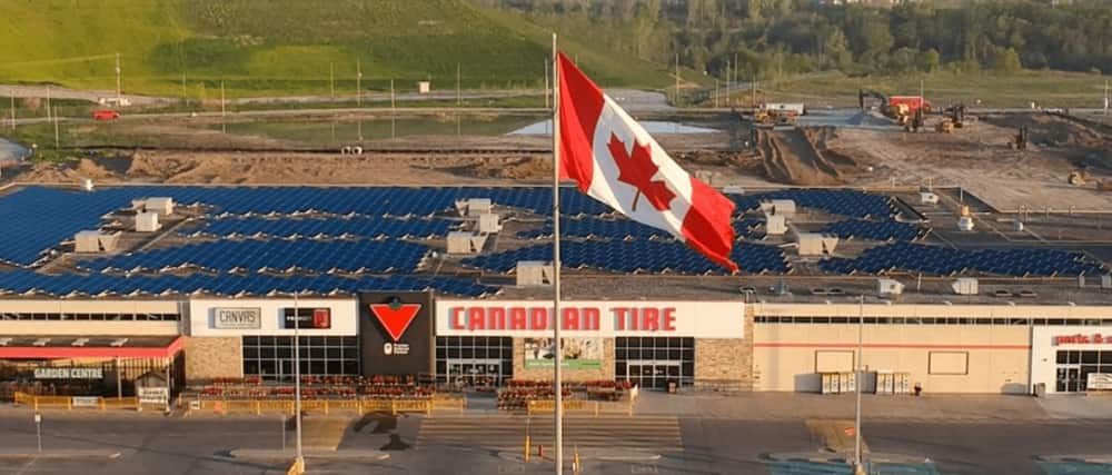 Drapeau du Canada et façade d’un magasin Canadian Tire