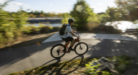 Une personne en vélo sur une piste