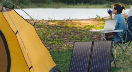 Tente de camping et panneaux solaires  