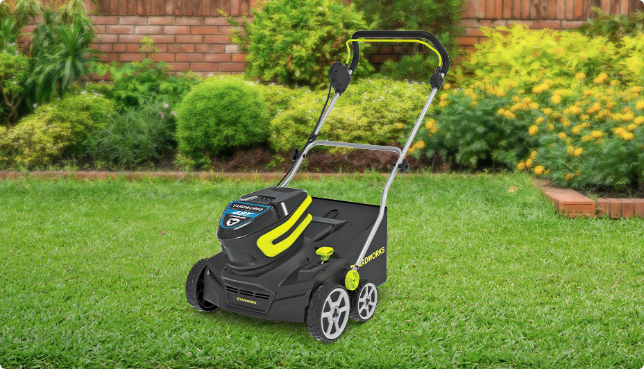 Déchaumeuse sans fil Yardworks 48V sur une pelouse.
