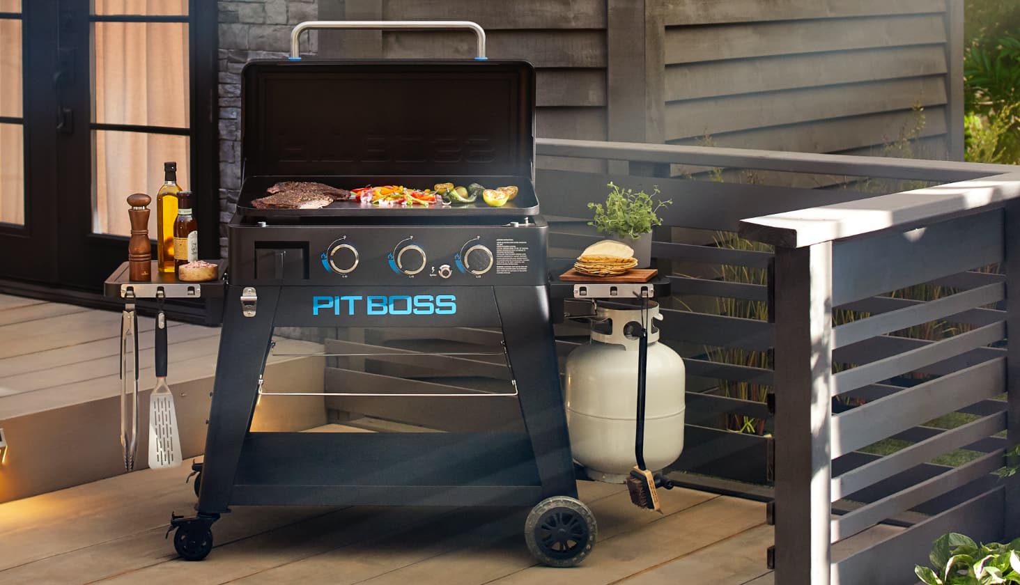 THE PIT BOSS® ULTIMATE 3-BURNER LIFT-OFF GRIDDLE 