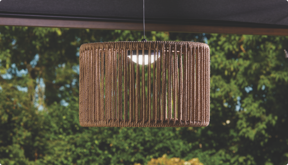 Luminaire suspendu CANVAS Kostal suspendu dans un abri de jardin.   