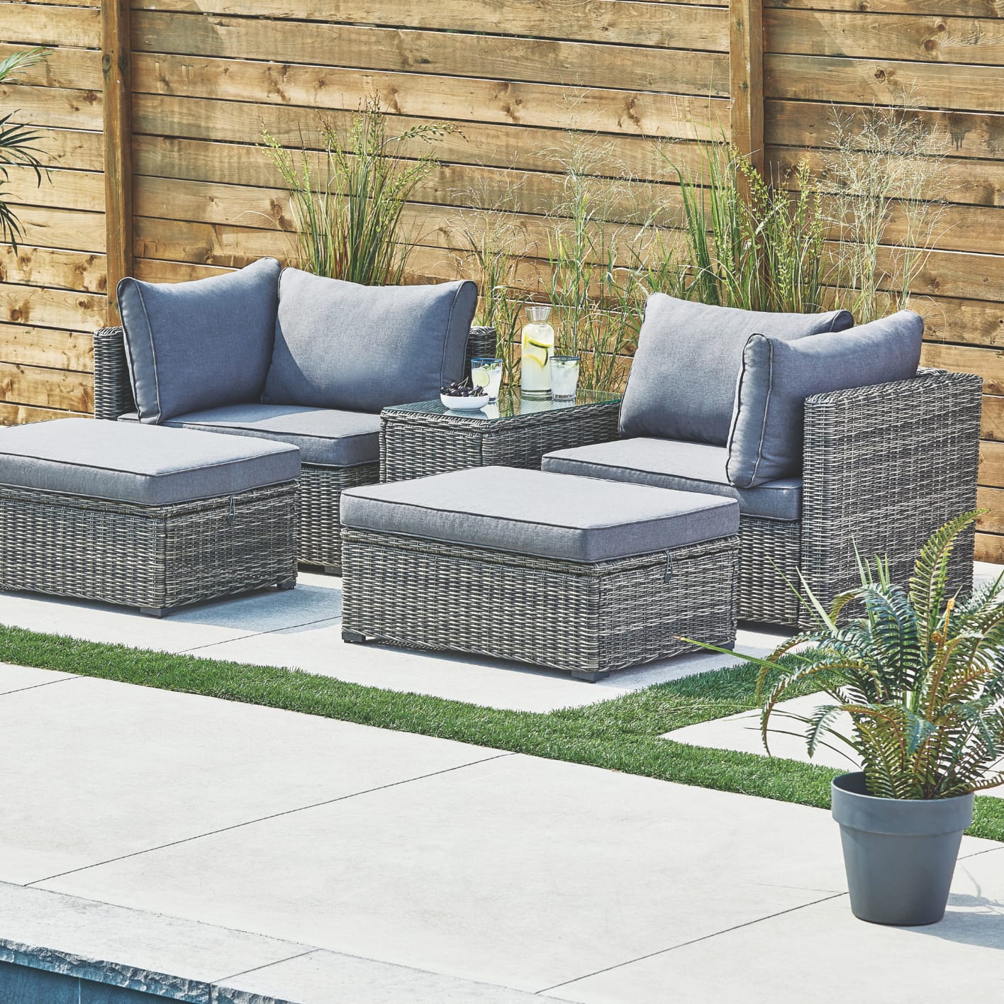 CANVAS HOWE MODULAR CHAISE SET, set up outdoors