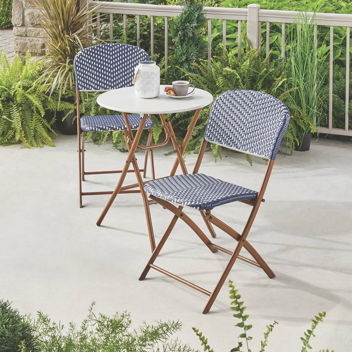 CANVAS LAVAL BISTRO set on a small outdoor patio