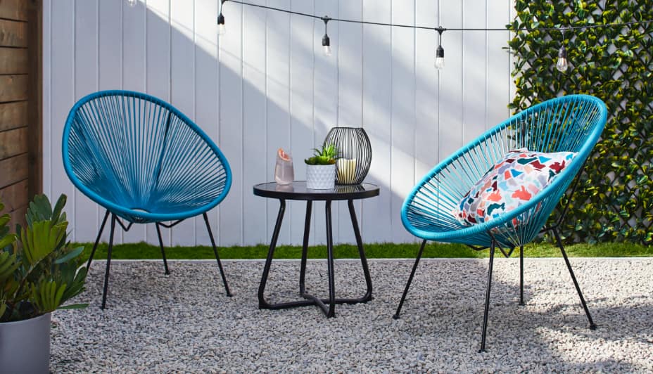 CANVAS Acapulco Chat Set on a gravel patio