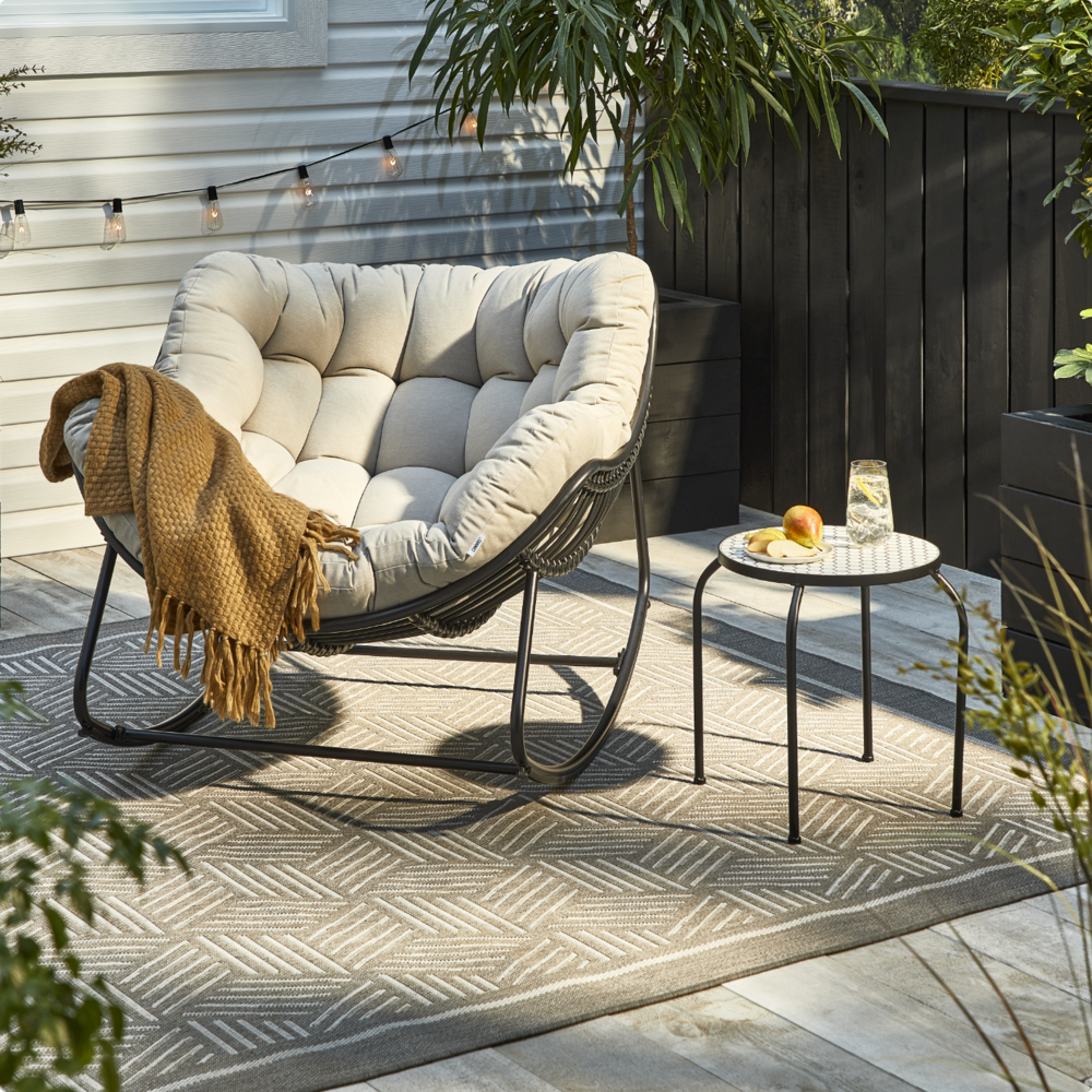 CANVAS LAVAL BISTRO set on a small outdoor patio