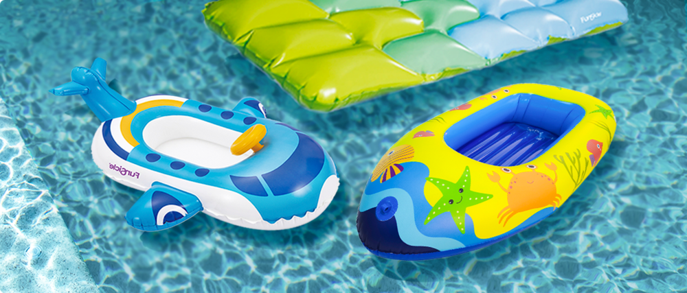 Bateau pour enfants Stella & Finn et avion gonflable Funsicle dans une piscine.