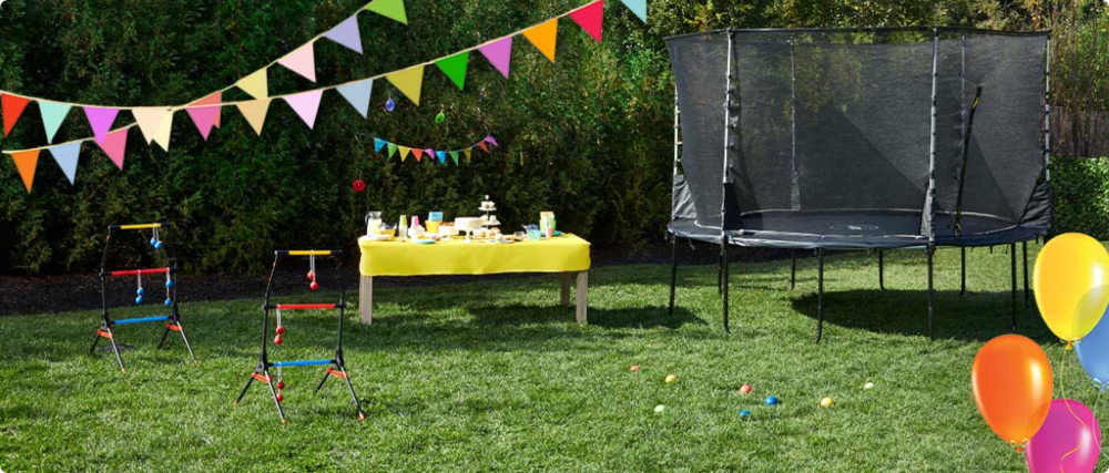 Équipement pour fête d’anniversaire dans une cour avec un trampoline.